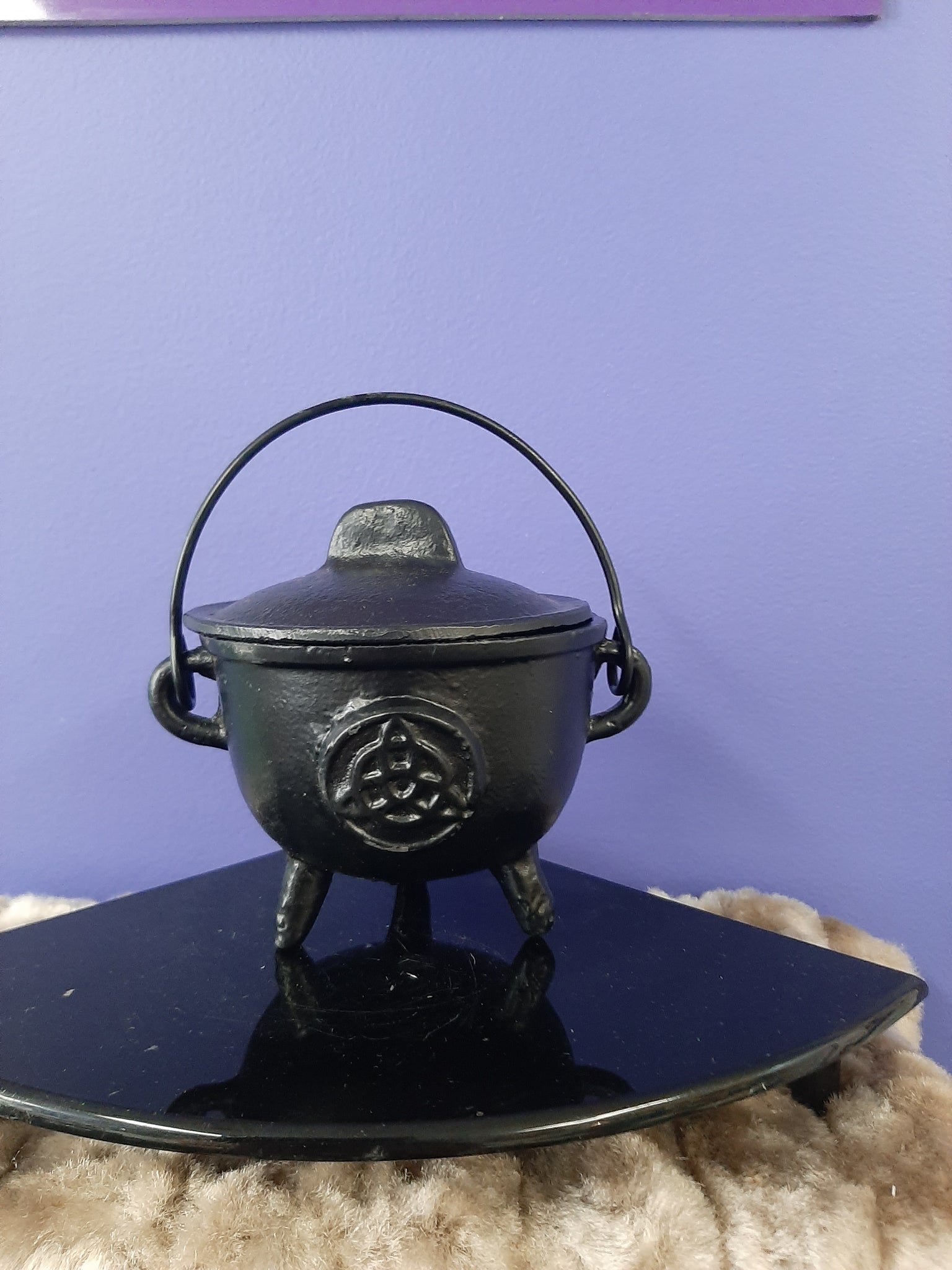 Triquetra Cauldron Medium
